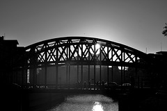 Die Brooksbrücke im Gegenlicht - Hamburg