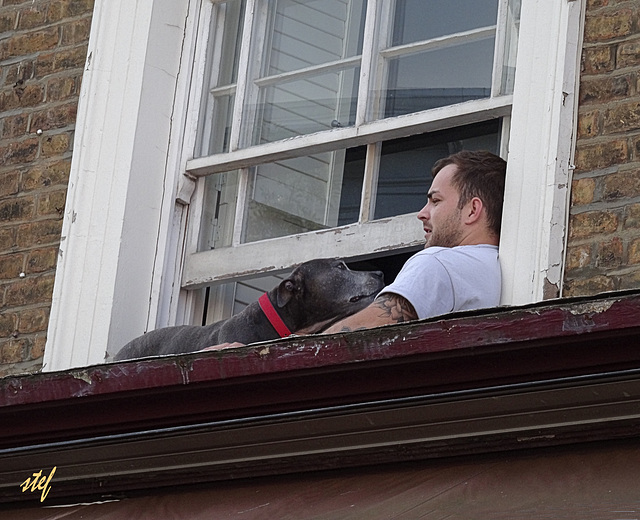 zu zweit auf der Fensterbank