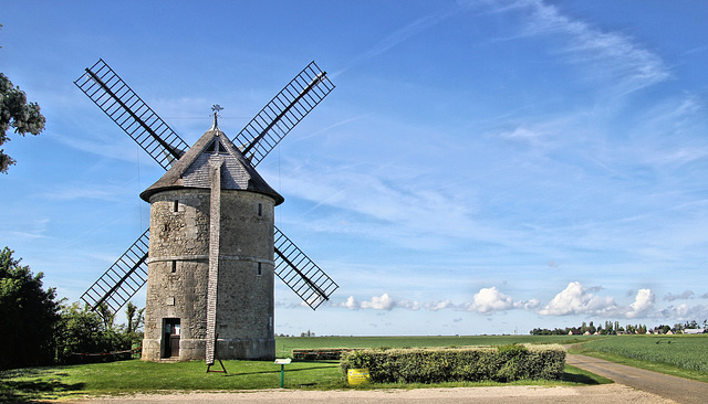 Environs de Châteaudun (28) 21 mai 2017. Plaine de la Beauce. Moulin de Frouville-Pensier