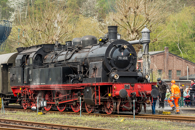 78 468 (Preußische T 18) der Eisenbahnfreunde Lengerich beim Wasser fassen