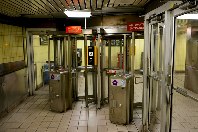 Canada 2016 – Toronto – Automatic entrance