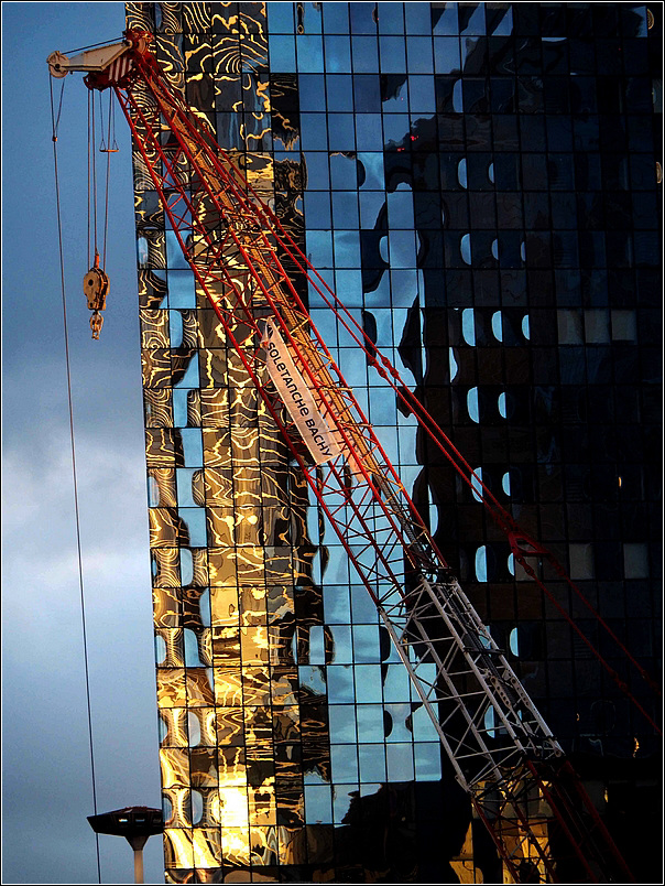 Façade avec reflet et grue pour une composition urbaine