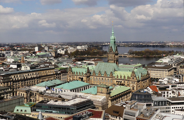 Blick von der Aussichtsplattform der Nikolaikirche Richtung Rathaus und Alster
