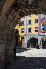 unter den Arkaden zwischen der Cais da Ribeira und der Rua da Lada (© Buelipix)