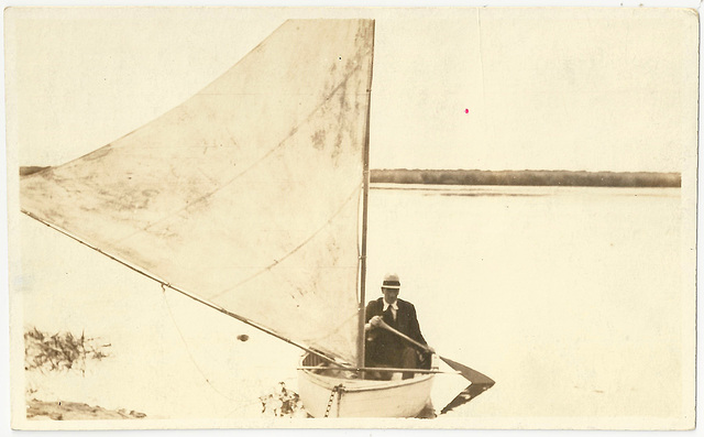 MN1033 FLIN FLON - (PADDLING A SAILBOAT)