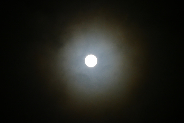 Vollmond im Januar in einer Wolkenlücke