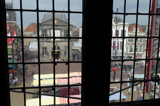 La place du marché vue d'une fenêtre