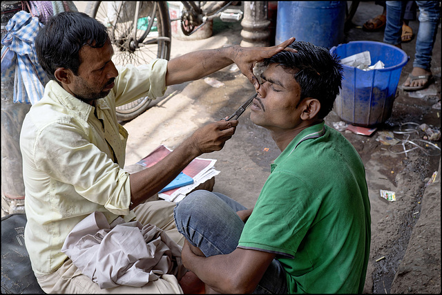 Profession : coupeur de poils de nez