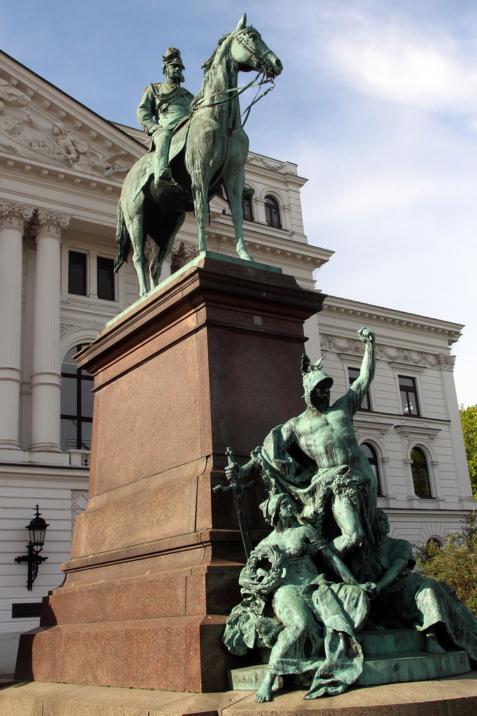 Vor dem Altonaer Rathaus