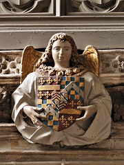 st mary's church, warwick (123)angel bearing heraldry of richard beauchamp and wife above the inner doorway to the chapel by samuel dunkley 1704