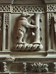 st mary's church, warwick (125)bear and ragged staff heraldry over the c18 entrance to the beauchamp chapel by samuel dunkley 1704