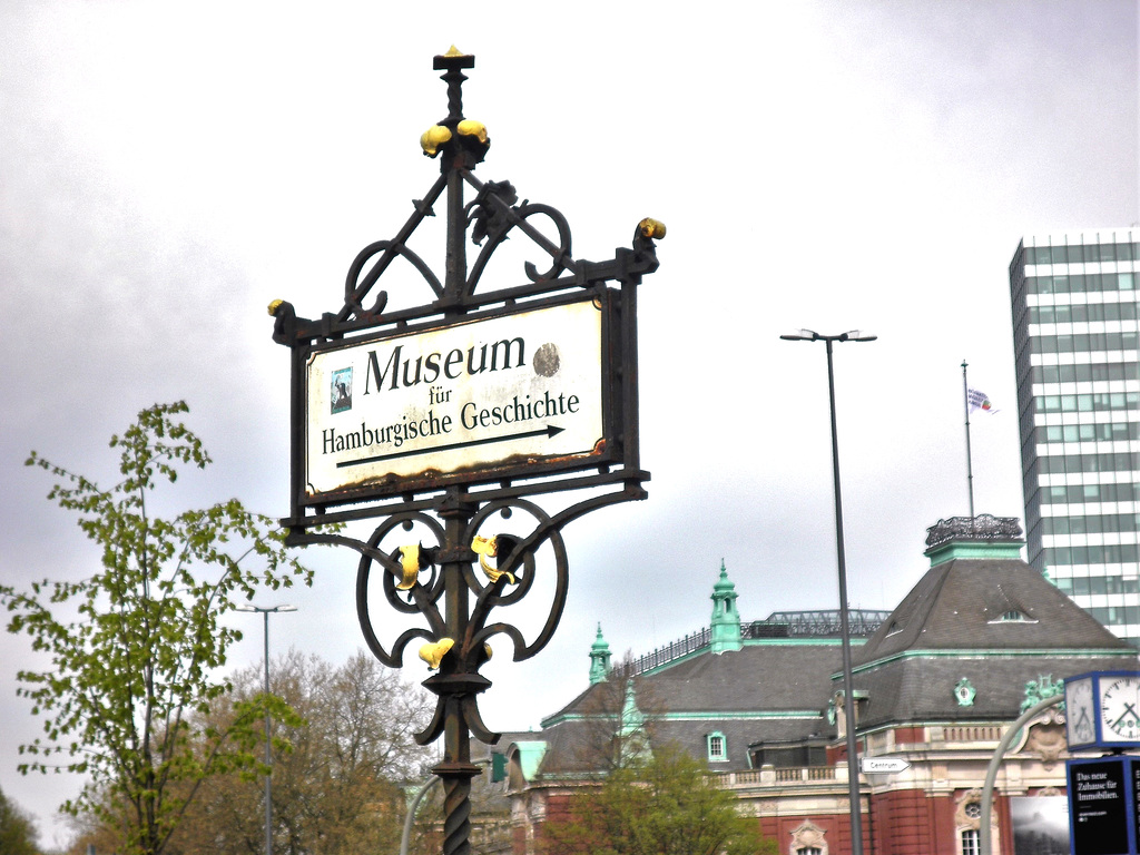 Museum  für Hamburgische Geschichte   ( da gehts lang..........)