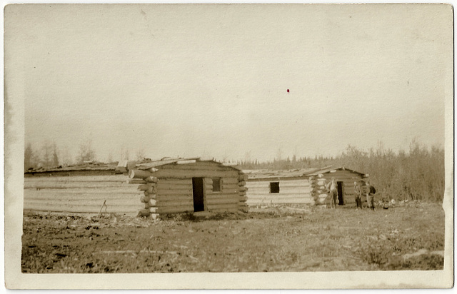 MN1035 FLIN FLON - (UNIDENTIFIED CABINS ONE OF MORGAN'S CAMPS)