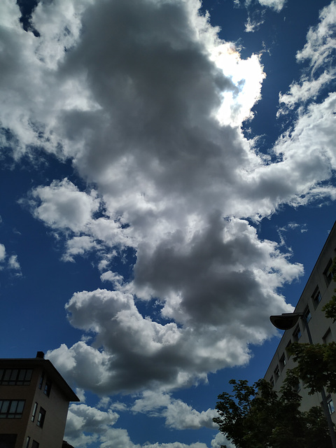 Nubes sobre la calle