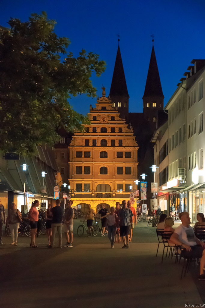 Streetlife on a Summer Evening (270°)