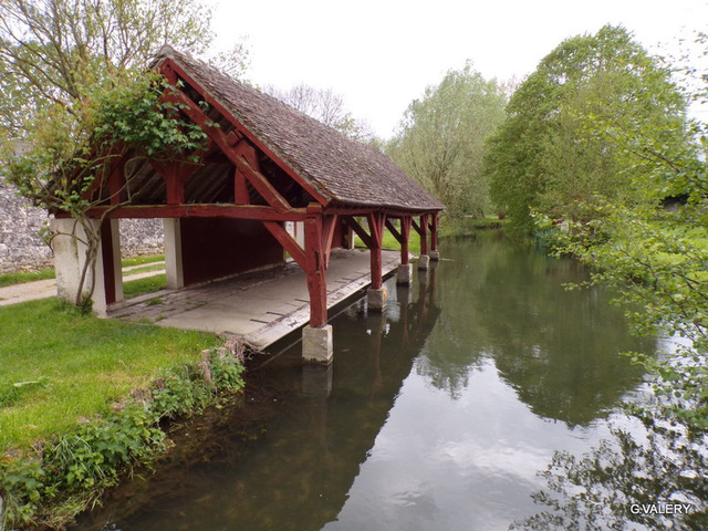 Château-Landon ( Seine-et-Marne) (le grand lavoir communal) (1)