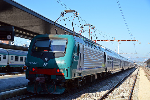 E-Lok Nummer 464.645 der Trenitalia im Bahnhof Venedig