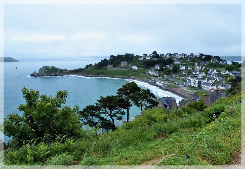 Vue depuis le sentier des douaniers vers Perros Guirec (22)