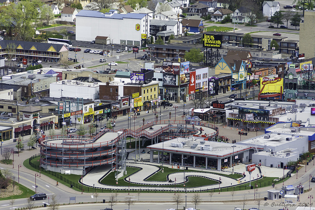 Blick vom Skylon Tower nach Clifton Hill - Niagara Falls (© Buelipix)