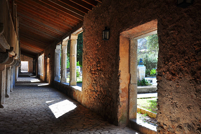 Santuari de Santa Maria de Lluc - Laubengang-Haus (Porxet) (© Buelipix)