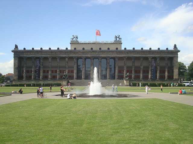 Altes Museum mit Springbrunnen