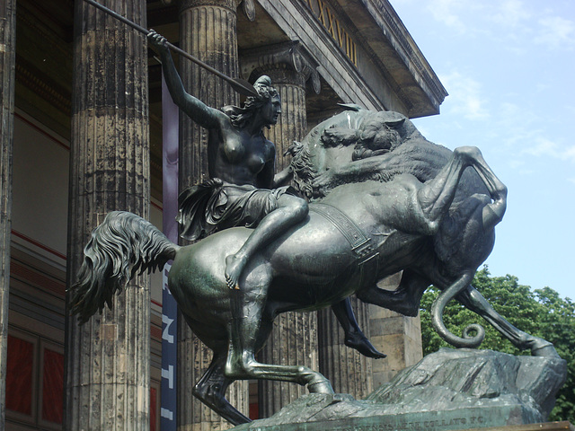 Plastiken vor dem Alten Museum