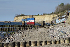 Die Bunkerreste, die sich ursprünglich oben an der Steilküste befanden, sind inzwischen von der Ostsee herunter geholt worden (3xPiP zum "Ablauf") Die Bunkerreste, die sich ursprünglich oben an der Steilküste befanden, sind inzwischen von der Ostsee herunter geholt worden (3xPiP zum "Ablauf")