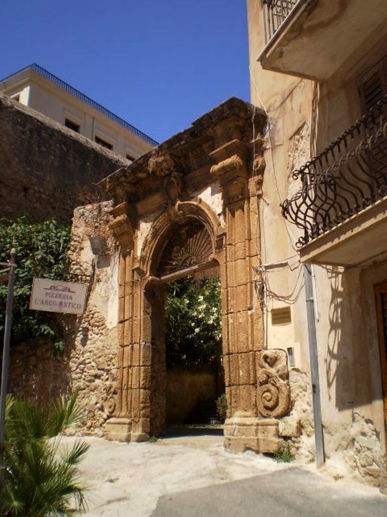 L'Arco Antico.