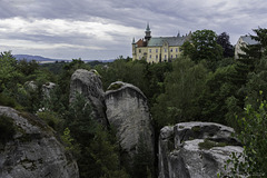 Felsenstadt Hruboskalsk - Blick zum Schloss Hrubá Skalá (© Buelipix)