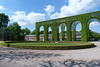 Blick durch die Arkaden auf die Orangerie