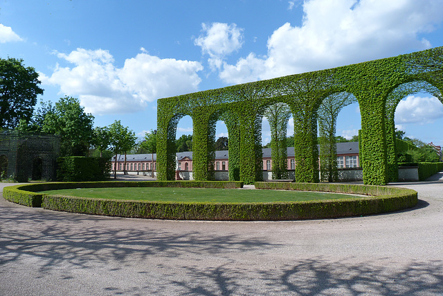 Blick durch die Arkaden auf die Orangerie Blick durch die Arkaden auf die Orangerie