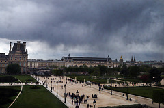 Côté jardin du Carrousel , le Louvre sous la pluie