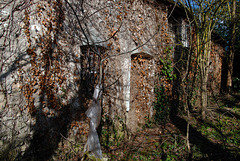 Ferme à l'abandon .