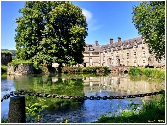 Le château se mirant dans l'eau