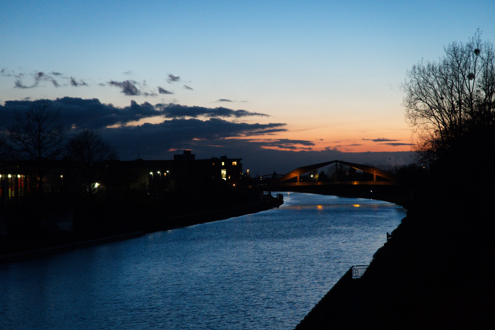 Blaue Stunde am Kanal