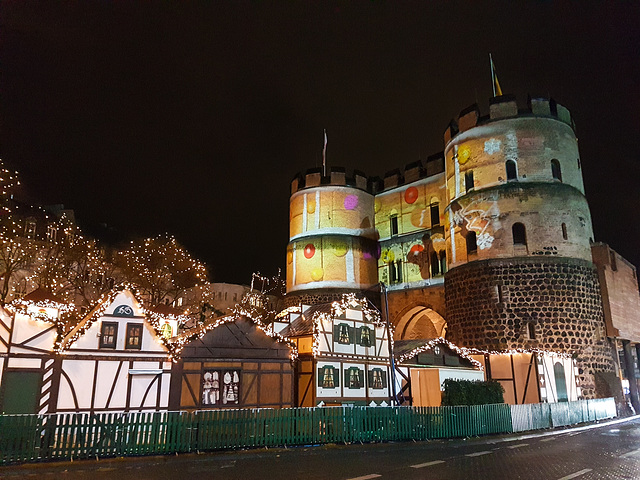 Köln - Hahnentorburg in der Vorweihnachtszeit