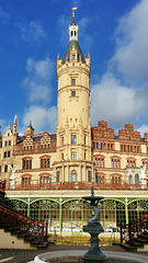 Orangerie und Hauptturm des Schweriner Schlosses