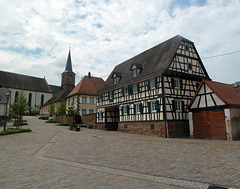 Fachwerkhaus vor der Kirche Saint-Barthélemy in Schleithal