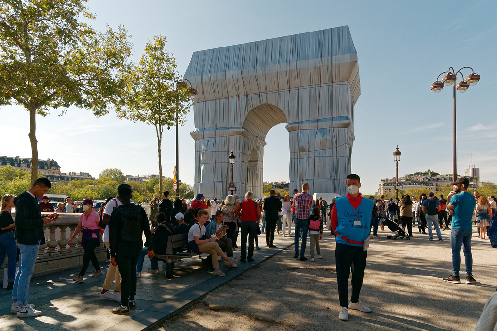 Beaucoup de monde pour voir le paquet cadeau