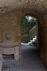 Dans le village du Moyen Âge de Valliguières , une fontaine murale en pierre .