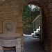 Dans le village du Moyen Âge de Valliguières , une fontaine murale en pierre .