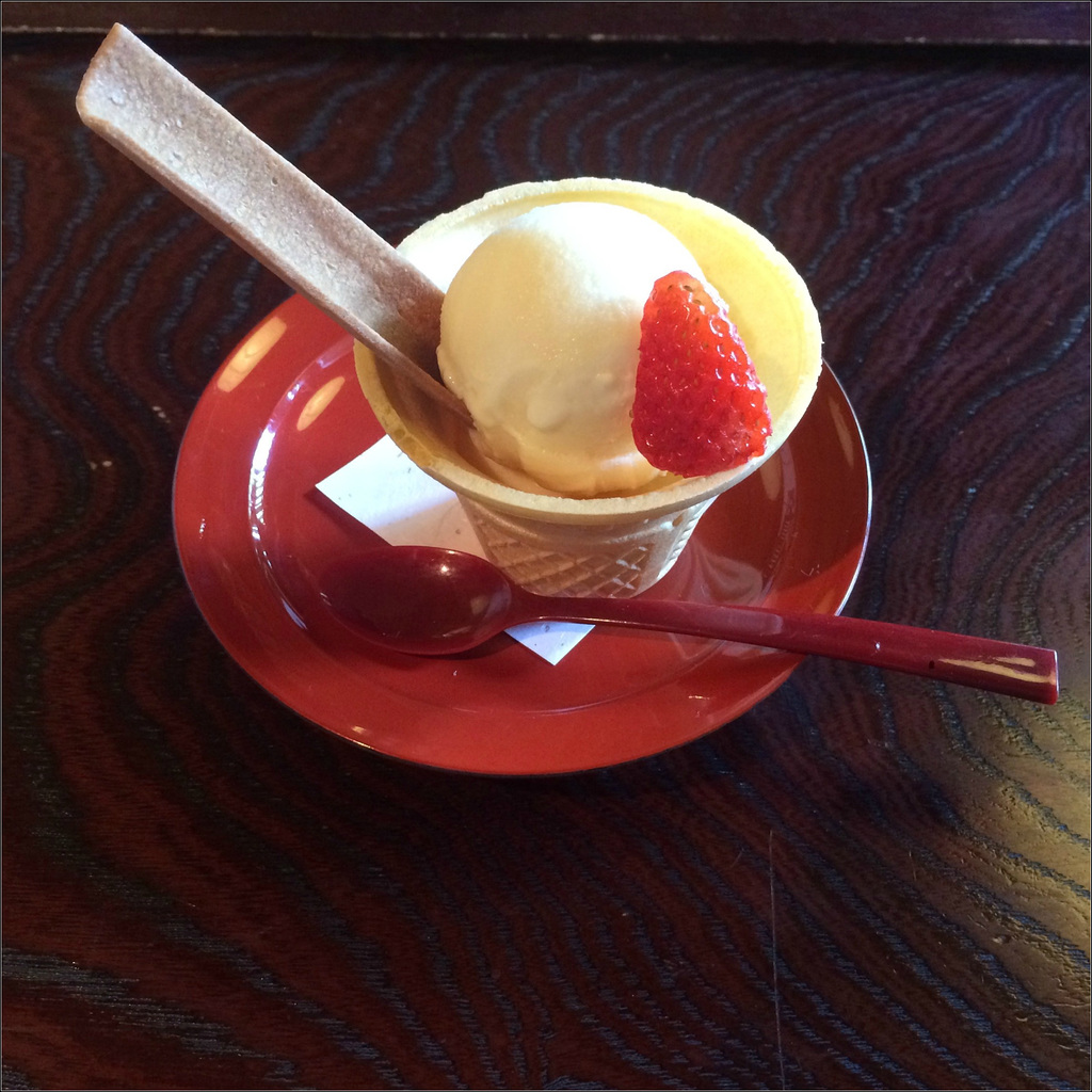 Gelato alla vaniglia, con fragola.