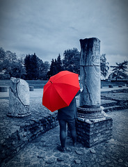 parapluie rouge au théatre Gallo-Romain