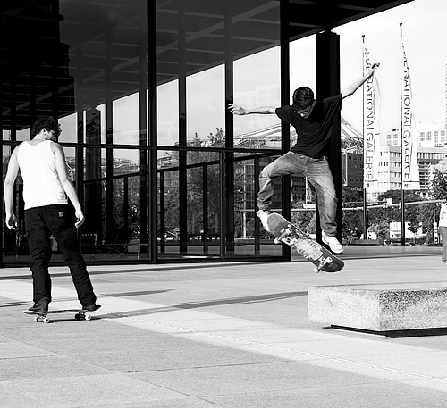 360 Flip vor der Neuen Nationalgalerie.