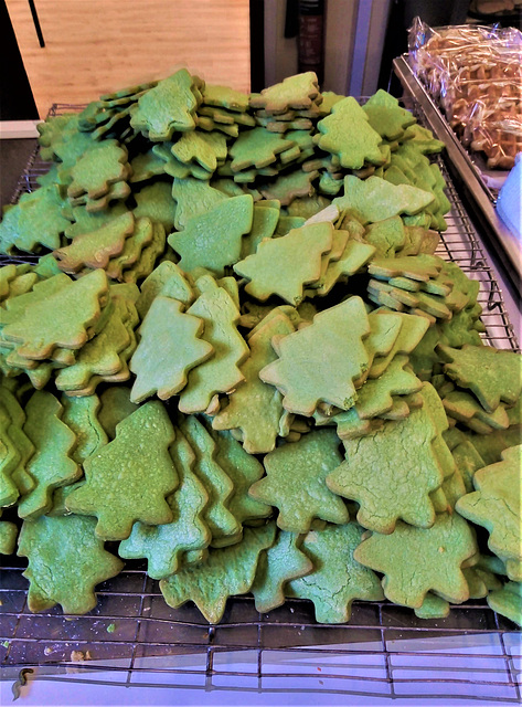 Christmas tree cookies - en masse!