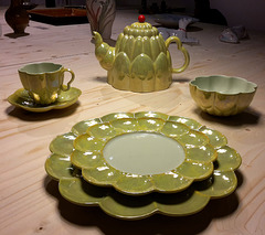 Lustrous crockery