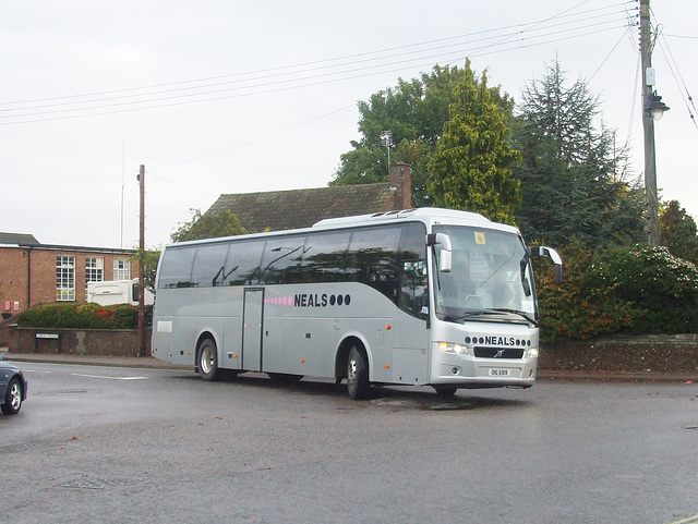 DSCF9971 Neals Travel OIG 6919 (FJ09 XGT) in Mildenhall - 29 Sep 2017