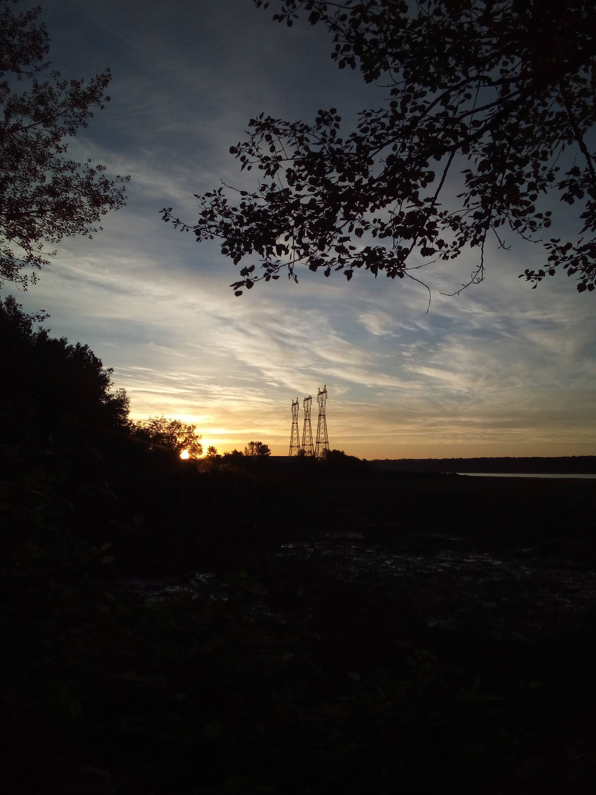 Electric pylons rising / Lever de pylônes électriques