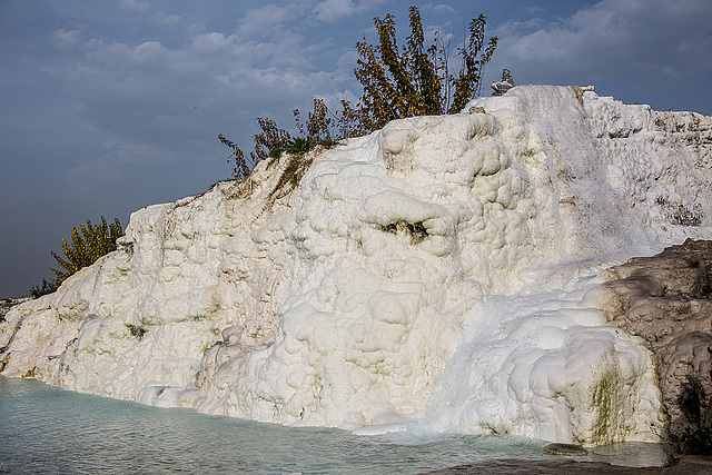 20141203 6035VRAw [TR] Wasserfall, Sinterterrassen,  Pamukkale, Denizli
