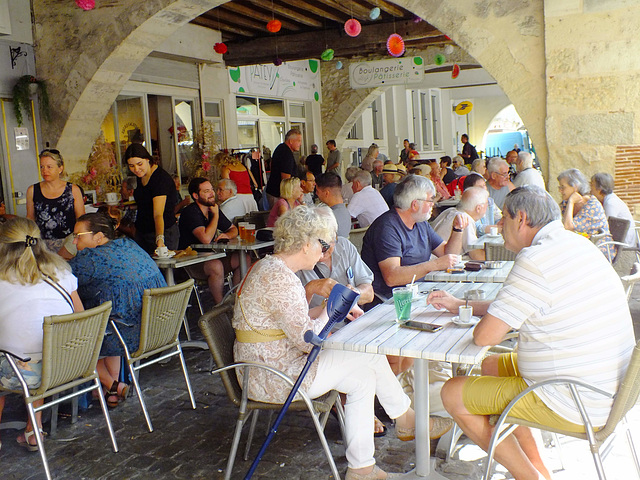 Sous les arcades un jour de marché à St Foy la Grande